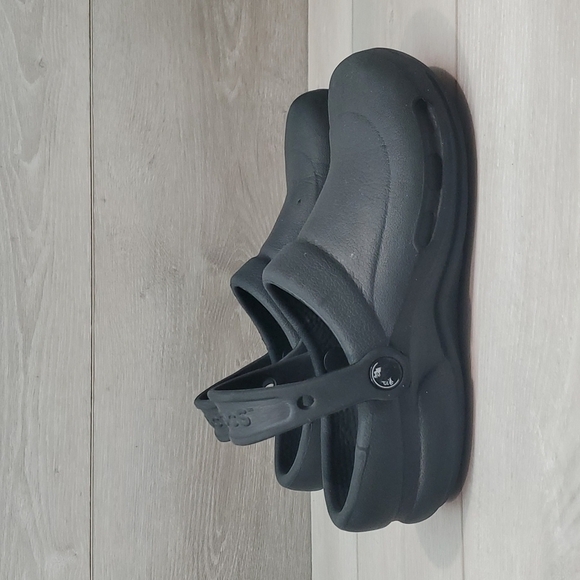 Crocs Unisex Rubber Outdoor Black Comfort Sandals Clogs sz W7 M5 - Picture 2 of 10